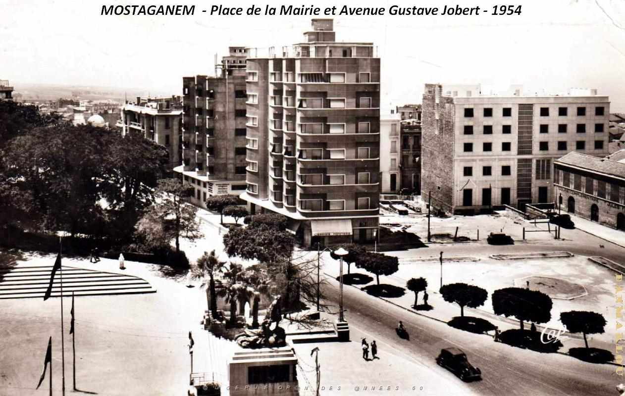Mostaganem - Place Mairie et Avenue Gustave Jobert - 1954.jpg